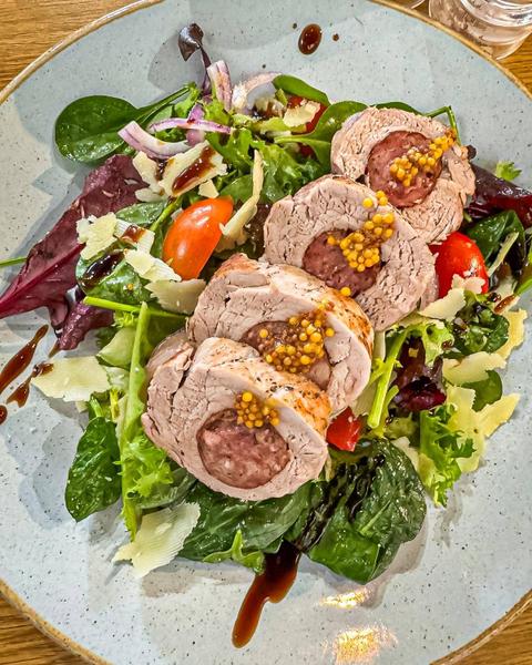 MUSCHIULET DE PORC UMPLUC CU CARNAT TARANESC SERVIT CU MIX DE SALATA VERDE